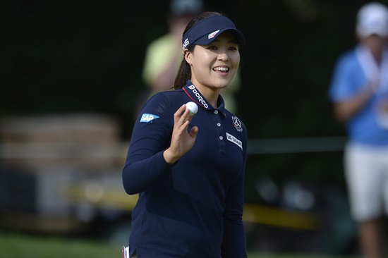 전인지가최종일12번홀을마친후갤러리들에게인사하고있다.사진=AP뉴시스