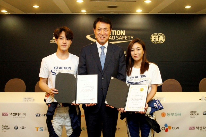 손관수 KARA 협회장과 카레이서 서주원, 권봄이씨가 기념사진을 촬영하고 있다. (사진= CJ대한통운 제공)