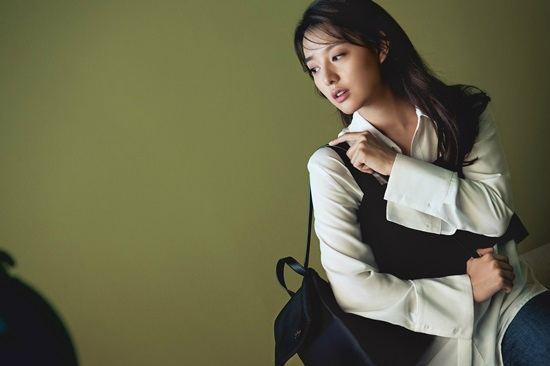 '물오른 미모' 김지원, 가방 화보 비하인드컷 공개