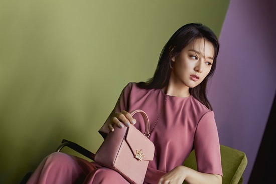 '물오른 미모' 김지원, 가방 화보 비하인드컷 공개