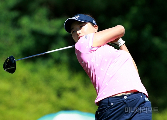고진영이11번홀에서티샷하고있다.춘천=김상민기자