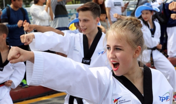 사진은 지난 2일 전북 무주군 무주읍 일원에서 열린 제21회 무주반딧불축제에 참가한 러시아 태권도 선수. (사진=무주군 제공)