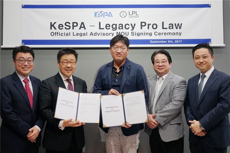 한국e스포츠협회와 레거시 프로 로가 법률 자문 서비스를 제공하는 내용의 양해각서를 체결했다. 권경열 변호사, 이기남 대표 변호사 조만수 한국e스포츠협회 사무총장, 김유석 변호사, 진정주 변호사(왼쪽부터).