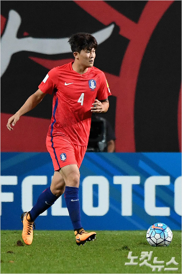 위기의 韓 축구, 김민재라는 '영웅'을 얻었다