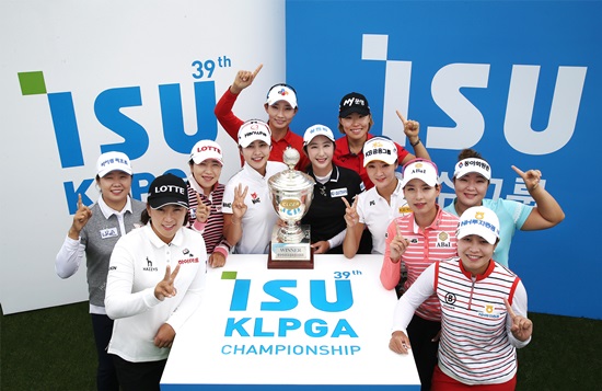 6일KLPGA챔피언십포토콜행사에서올시즌KLPGA투어우승자들과디펜딩챔프배선우가포즈를취했다.올해우승자들은우승횟수에따라손가락을들었다.사진=스포티즌제공