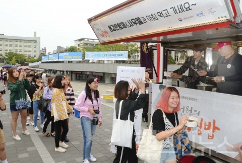 천원의밥상행사를진행하고있는한국외대회기캠퍼스