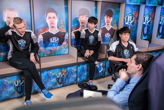 H2k 게이밍 선수들이 대기실에서 이야기하고 있다(사진=라이엇게임즈 제공).