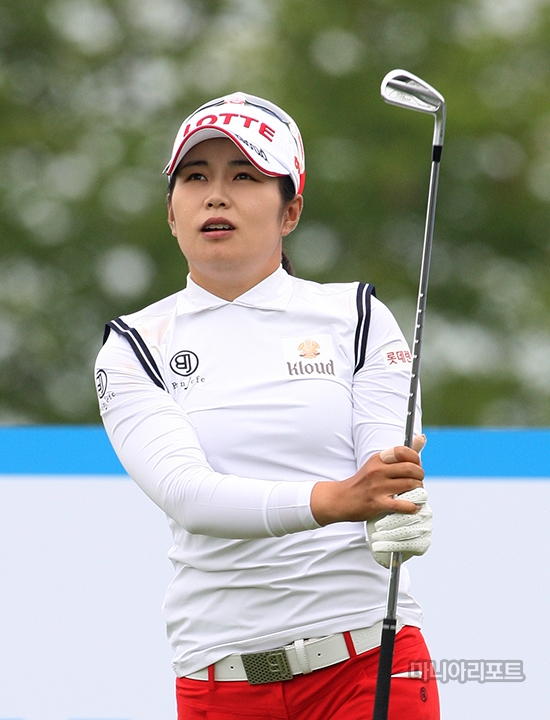 장수연이4라운드2번홀에서티샷한후타구를바라보고있다.가평=김상민기자