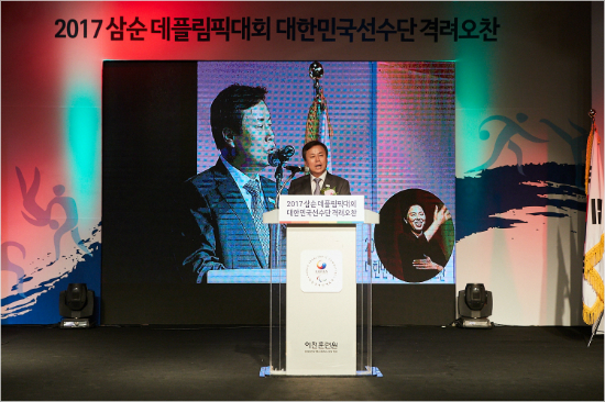 "흔들리지 않고 피는 꽃 없다" 도종환 장관의 특별한 격려