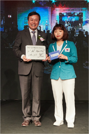 "흔들리지 않고 피는 꽃 없다" 도종환 장관의 특별한 격려