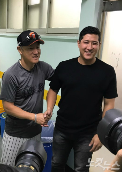 "반가웠다" 황재균, 잠실 깜짝 방문해 롯데 동료들과 인사