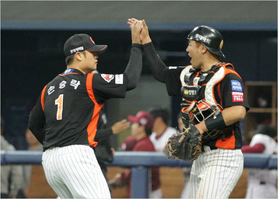 불펜 대란? 불쇼? 손승락 버티는 롯데에게는 남 얘기