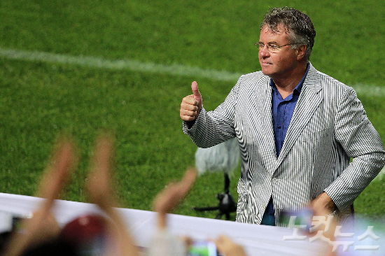 국민들은 원하고 있다…한국축구계 뒤흔든 히딩크 감독 발언