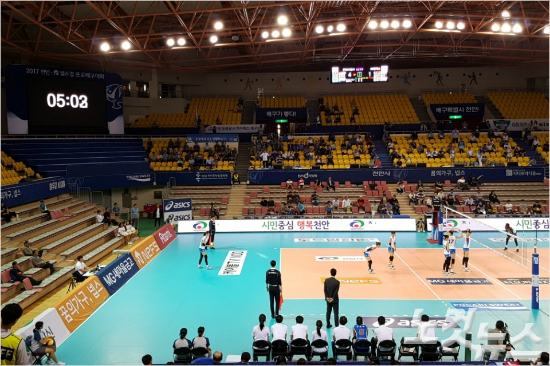 코트에 등장한 ‘헤드셋’과 ‘초시계’, V-리그가 빨라진다