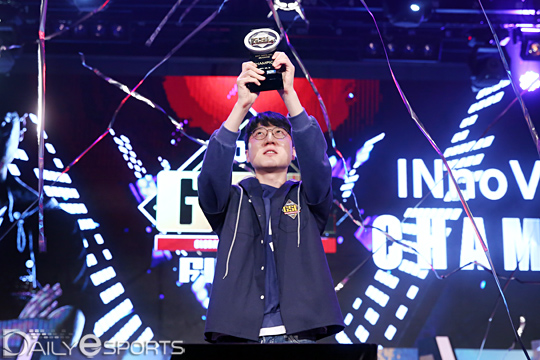 이신형, '전략 귀재' 김유진 물리치고 GSL 3회 우승
