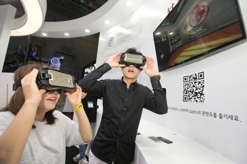 KVRF 방문 고객이 KT 전시부스에서 VR 어트랙션을 체험하고 있다.(사진=kt)