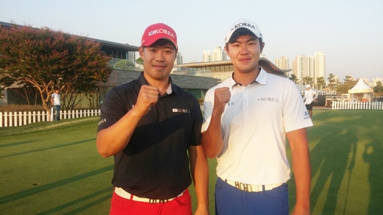 화이팅을외치고있는장승보과김성현.인천=김현지기자