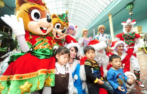 롯데월드 어드벤쳐 가든스테이지에서 산타클로스, 미녀산타, 루돌프 등 캐릭터들이 아이들과 기념촬영을 하고 있다. 사진=뉴시스