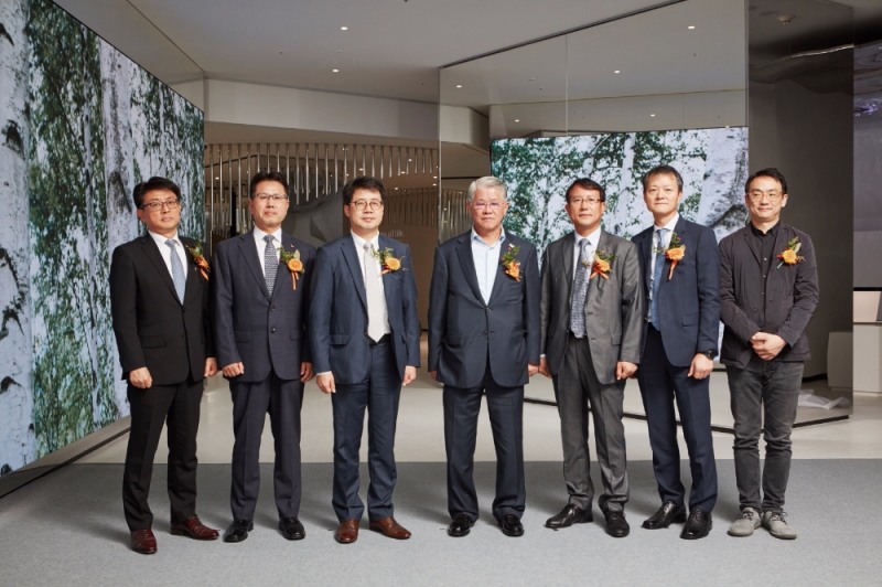 최신원 SK네트웍스 회장(가운데), 박상규 SK네트웍스 총괄사장(왼쪽 세번째), 류권주 SK매직 대표이사(오른쪽 세번째) 사진=SK매직