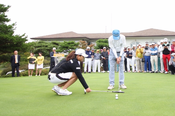 20일, 마우나 오션 컨트리 클럽에서 열린『KB국민은행과 함께하는 박인비 골프콘서트』에서 박인비 선수가 퍼팅레슨을 하고 있다. 사진제공=KB국민은행.