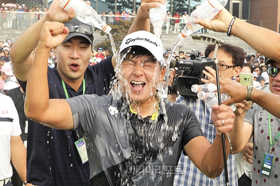 [포토]김승혁, 물세례로 받는 축하인사!