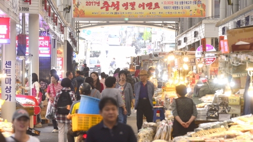 추석명절을 앞둔 24일 오후 서울 중구 중부시장에서 시민들이 제수용품을 구입하고 있다. 사진=뉴시스