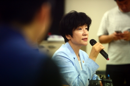 24일 오후 서울 중구 정동 민주노총을 방문한 김영주 고용노동부 장관이 모두 발언을 하고 있다. 사진=뉴시스