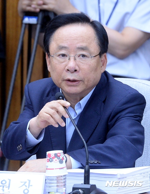 이주영 개헌특위 위원장(사진=뉴시스)