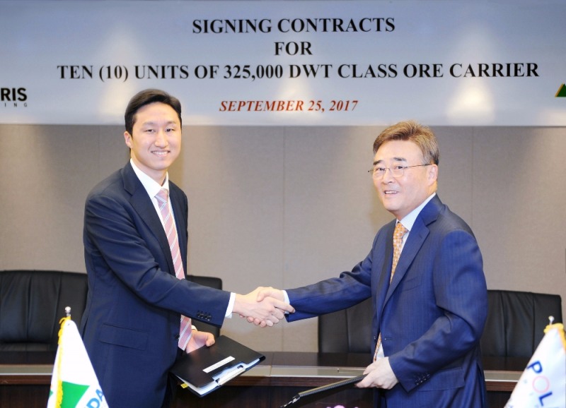 현대중공업은 지난 25일(월) 오후 서울 계동 현대빌딩에서 폴라리스쉬핑사와 초대형 광석운반선(VLOC) 10척에 대한 건조 계약을 체결했다. (좌로부터 현대중공업 정기선 전무, 폴라리스쉬핑 김완중 회장).(사진=현대중공업)