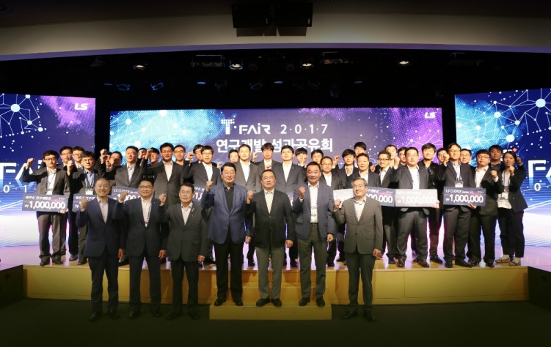 25일, 안양 LS타워에서 LS그룹 연구개발 성과공유회인 ‘T-Fair’에 참석한 구자열 회장(앞줄 좌 네번째)과 회장단 및 우수과제 선정 연구원들이 기념촬영을 하고 있다.(사진=LS그룹)