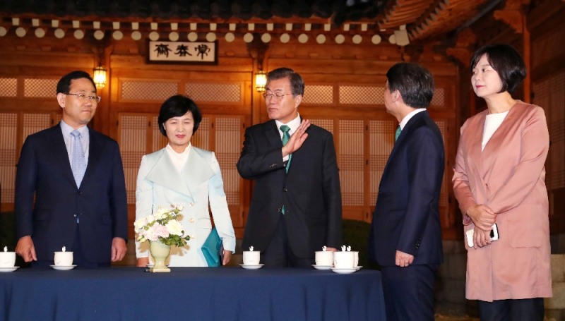 문재인 대통령이 27일 청와대 상춘재 앞에서 여야4당 대표들과 만찬 회동에 앞서 환담을 나누고 있다. 왼쪽부터 바른정당 주호영 대표 권한대행 겸 원내대표, 더불어민주당 추미애 대표, 문 대통령, 국민의당 안철수 대표, 정의당 이정미 대표. (사진=뉴시스)