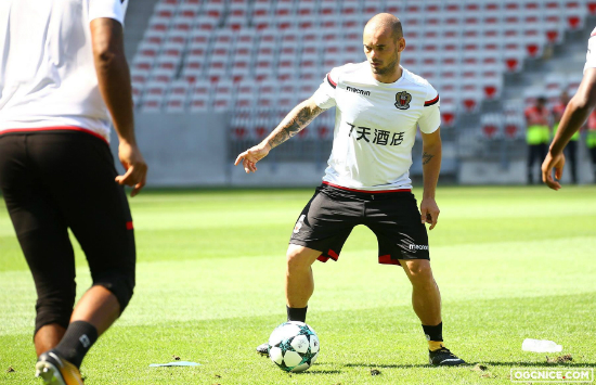 J리그 고베, 포돌스키 이어 스네이더르까지 영입?