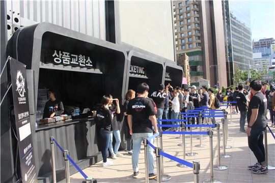이용자들이 행사장 입장을 위해 티켓팅 및 상품 수령을 하고 있다.