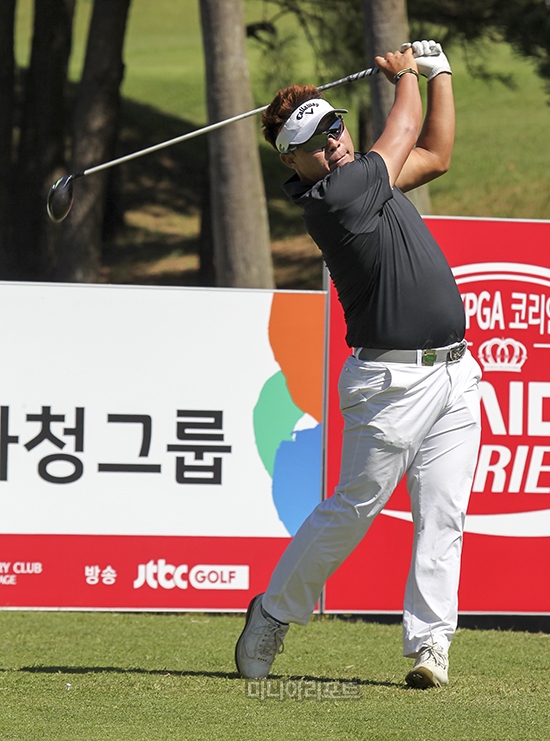 이승택이티샷을날리고있다.제주=손진현객원기자