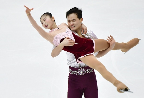 지난 2월 25일 일본 훗카이도 삿포로 마코마나이 빙상장에서 열린 2017 삿포로 동계아시안게임 피겨 페어 프리스케이팅에서 북한의 렴대옥, 김주식 조가 연기를 마친 뒤 인사하고 있다.(사진=newsis)