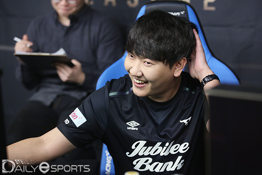 상대 자살골로 운 좋게 8강에 합류한 김정민.