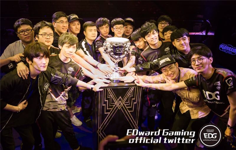 LPL 서머에서 우승하고 난 뒤 EDG 선수단이 찍은 사진(사진=EDG 트위터 발췌).
