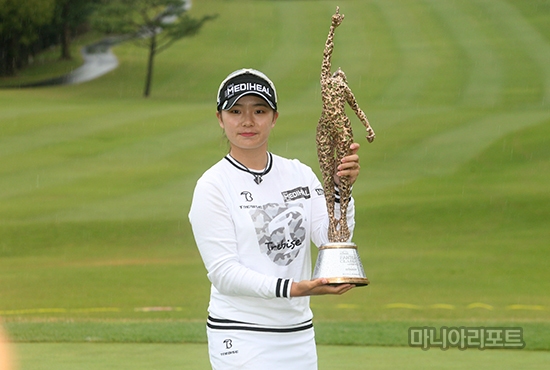 이다연이팬텀클래식우승트로피를들고있다.용인=김상민기자