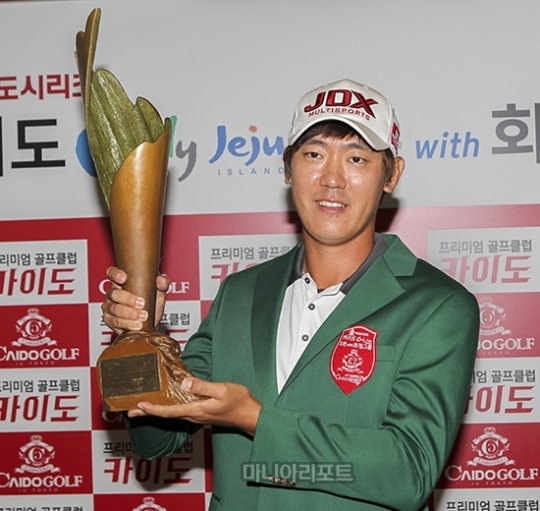 이지훈이생애첫우승컵을품에안았다.제주=손진현객원기자