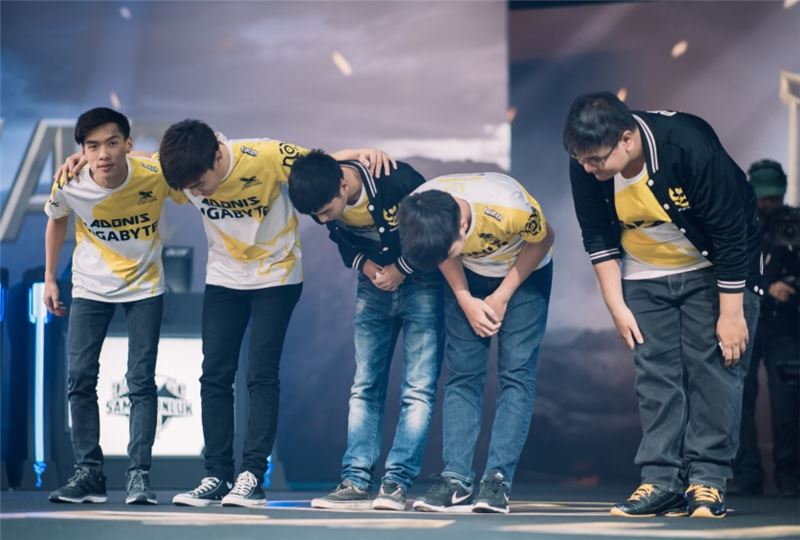 기가바이트 마린즈 선수들이 MSI 때 경기를 마치고 인사하는 장면(사진=라이엇게임즈 제공).