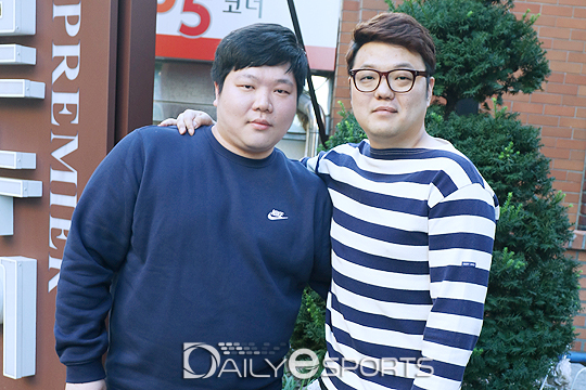롱주 게이밍을 지도하고 있는 김정수(왼쪽), 최승민 코치.