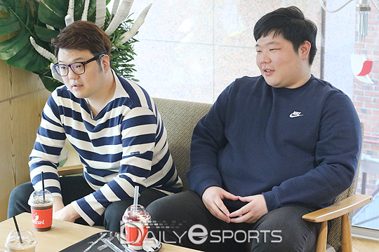 인터뷰에 응하고 있는 최승민(왼쪽), 김정수 코치.