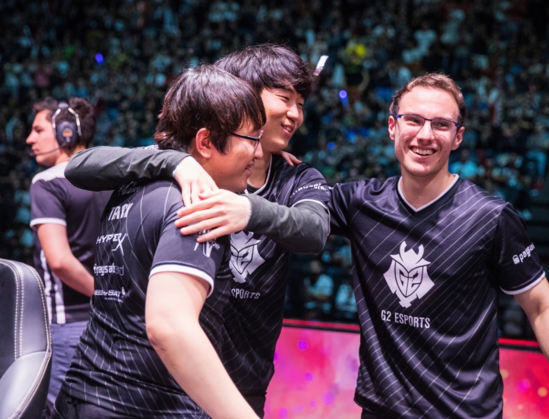 유럽 LCS 서머에서 우승할 때의 코리안 듀오. 맨 왼쪽이 '트릭' 김강윤, 가운데가 '익스펙트' 기대한(사진=라이엇게임즈 제공).