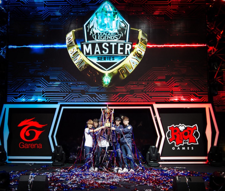 LMS 서머에서 우승한 플래시 울브즈(사진=라이엇게임즈 제공).