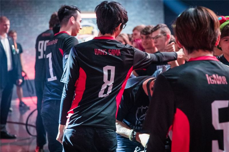 미스피츠 선수들이 팬들과 하이파이브하고 있다(사진=라이엇게임즈 제공).