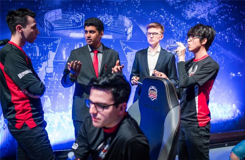 작전회의를 하고 있는 미스피츠(사진=라이엇게임즈 제공).