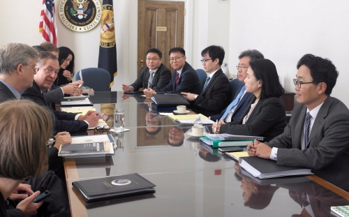 김현종 산업통상자원부 통상교섭본부장은 10월 4일 오전 9시 (현지시간) 미국 웨싱턴 DC 무역대표부에서 로버트 라이트하이저(Robert Lighthizer) 무역대표부 대표를 비롯한 양국 관계자 등이 참석한 가운데 열린 '제2차 한미 FTA 공동위원회 특별회기'에 참석해 양국의 FTA 현안에 관해 의견을 논의했다. 사진=뉴시스