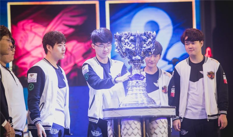 SK텔레콤 T1 선수들이 개막식에서 소환사의 컵을 바라보고 있다(사진=라이엇게임즈 제공).