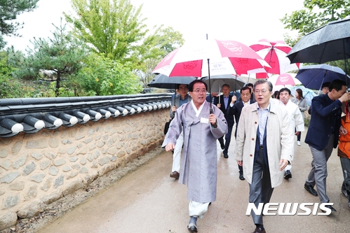 문재인 대통령이 부인 김정숙 여사와 6일 경북 안동 하회마을을 방문해 유왕근 안동하회마을보존회 이사장의 안내를 받으며 마을을 둘러보고 있다. (사진=뉴시스)