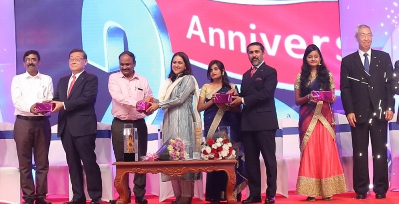 정몽원 한라그룹 회장(왼쪽에서 두번째)과 Anjali Singh 아난드 그룹 회장(왼쪽에서 네번째), 만도 성일모 수석사장(오른쪽에서 첫번째)가 만도 인도 합작법인 20주년 기념 오픈세레모니에서 오픈버튼을 누르고 있다.